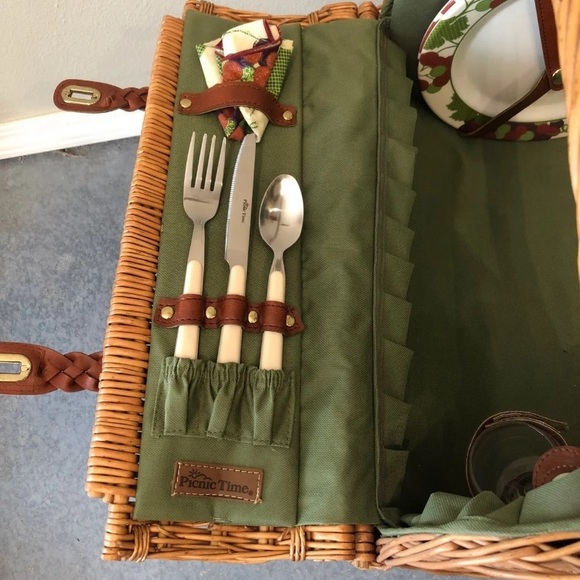 SOLD Picnic basket - Picture 7 of 8